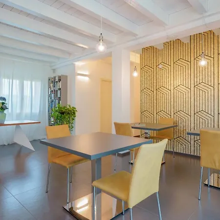 Hole6 Bed & Breakfast 4*