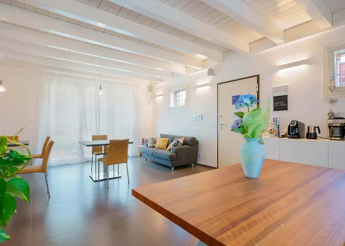 Hole6 Bed & Breakfast 4*